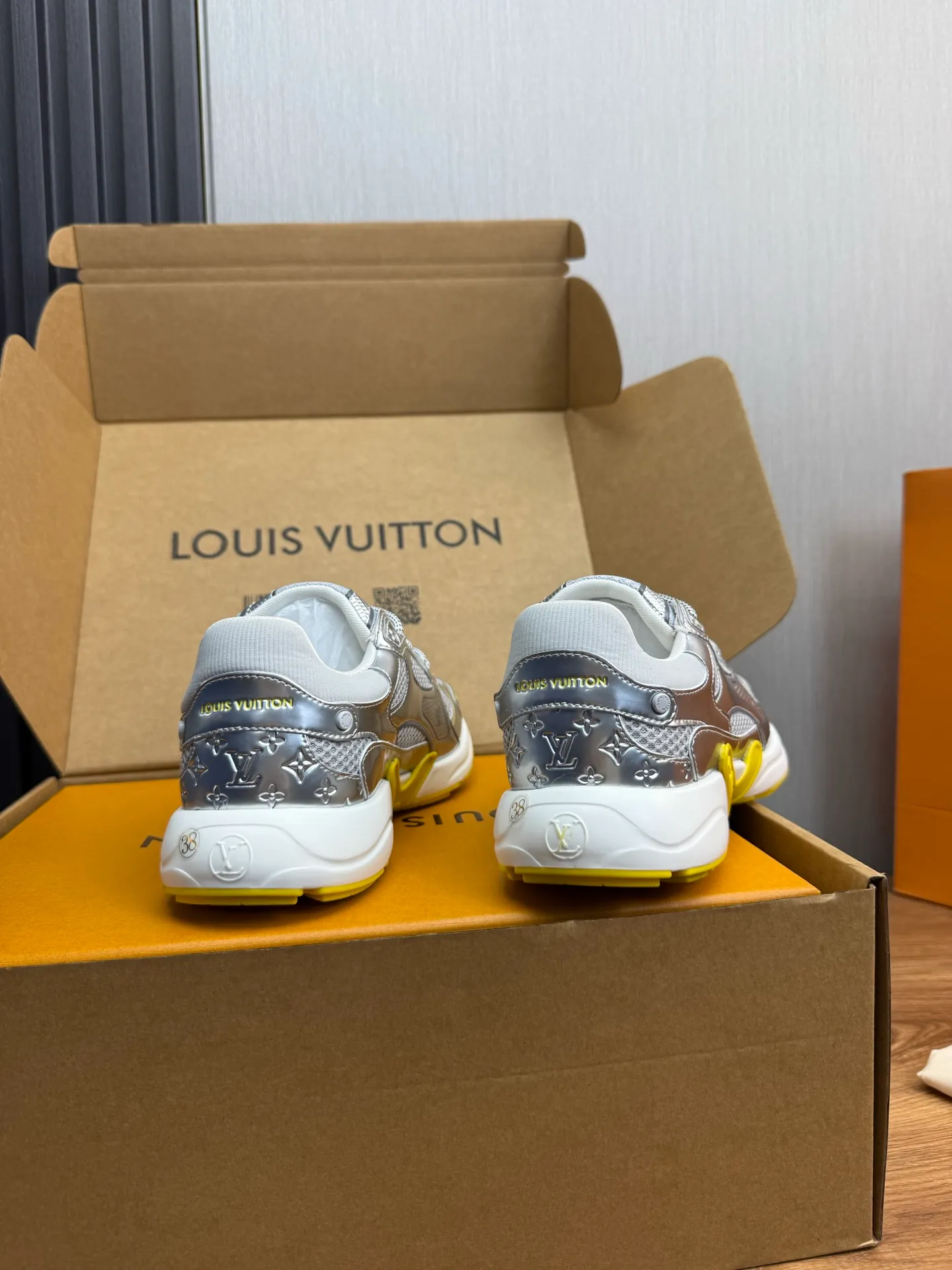 Men's shoes 💰600💰 🌈LV | Louis Vuitton 2025𝐬𝐬 🧡💚2025 spring and summer new style top version‼ ️The original version is the same. The counter specializes in the latest casual shoes. Hard goods are new🆕 🔥🔥🔥Top version: Couple model LV Louis Vuitton L House Donkey brand The latest Olympia series Couple model Silver Horn King Casual sneakers Running shoes This LV Olympia sneaker combines mesh fabric and metallic synthetic leather and other technical fabrics to reinterpret the classic running shoe design with a neat and simple design. Lightweight EVA outsole provides a stretchy fit. Rich details such as Monogram embossing and LV letters establish recognition. Exquisite packaging at the delivery counter 🛍📦 ▪️Fabrics: Original imported technical fabric + mesh ▪️Inner lining: Original customized breathable mesh ▪️Sole: Original molded rubber foam material ▪️Sole thickness: 3.5CM ▪️Size: 35--45 (customized for women 40 and men 45)